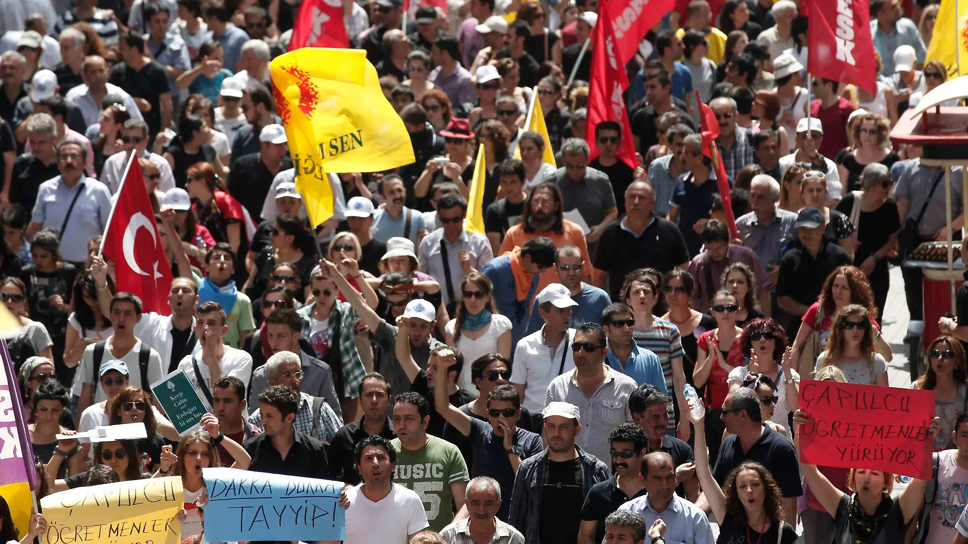 Protesters shout anti-government slogans during a demonstration at Taksim Square in central Istanbul June 4, 2013. Turkey's deputy prime minister sought to mollify tens of thousands of anti-government demonstrators on Tuesday by apologising for a police crackdown on a peaceful protest that triggered five days of rioting across the country. REUTERS/Osman Orsal (TURKEY - Tags: POLITICS CIVIL UNREST)