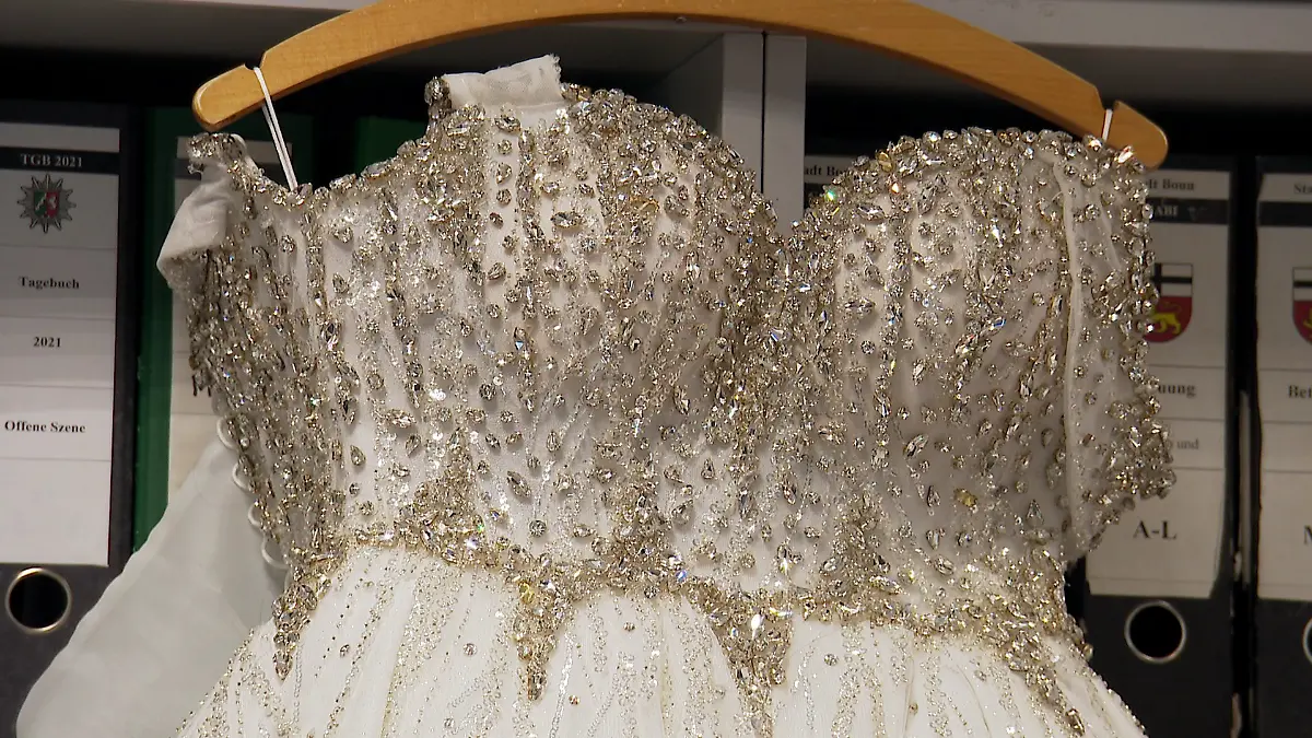 Bis sich die Besitzerin meldet, hängt das Hochzeitskleid nun bei der Polizei. 
