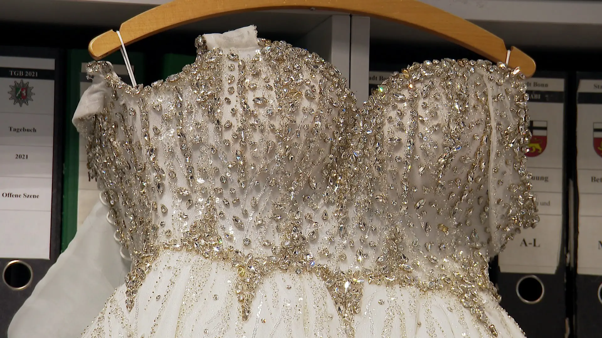 Bis sich die Besitzerin meldet, hängt das Hochzeitskleid nun bei der Polizei. 