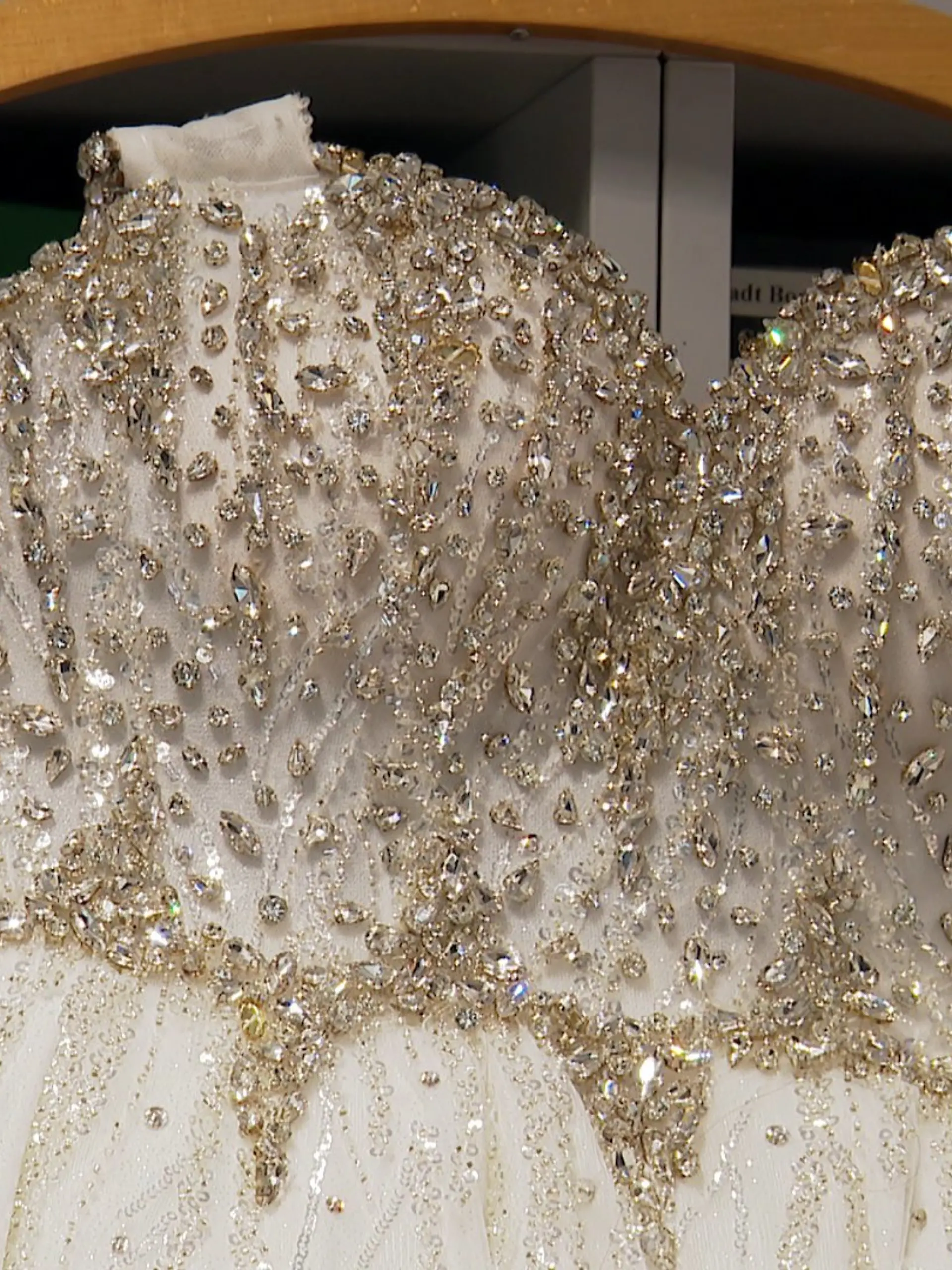 Bis sich die Besitzerin meldet, hängt das Hochzeitskleid nun bei der Polizei. 