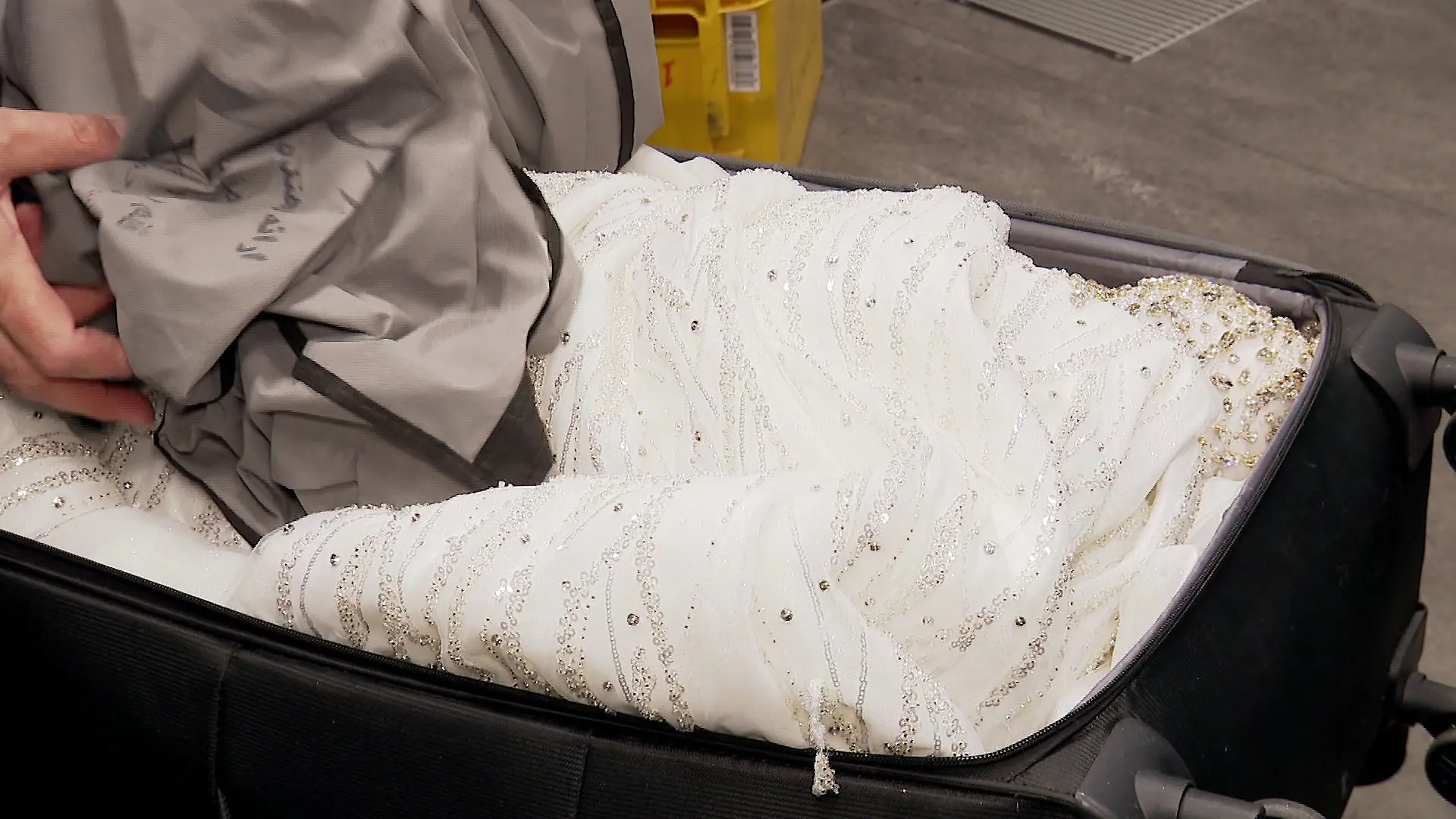 Das bauschige Kleid füllt den ganzen Koffer aus. 