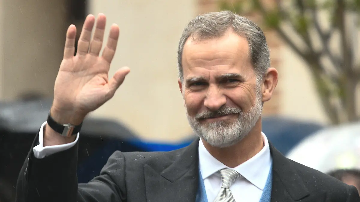 22.04.2022, Spanien, Alcalá de Henares: Felipe VI., König von Spanien, verabschiedet sich nach der Verleihung des Literaturpreises Cervantes 2021 für Literatur in spanischer Sprache in der Paraninfo der Universität Alcala de Henares in Madrid. Der Cervantes-Preis 2021 wurde an die uruguayische Schriftstellerin Cristina Peri Rossi verliehen. Foto: José Oliva/EUROPA PRESS/dpa +++ dpa-Bildfunk +++