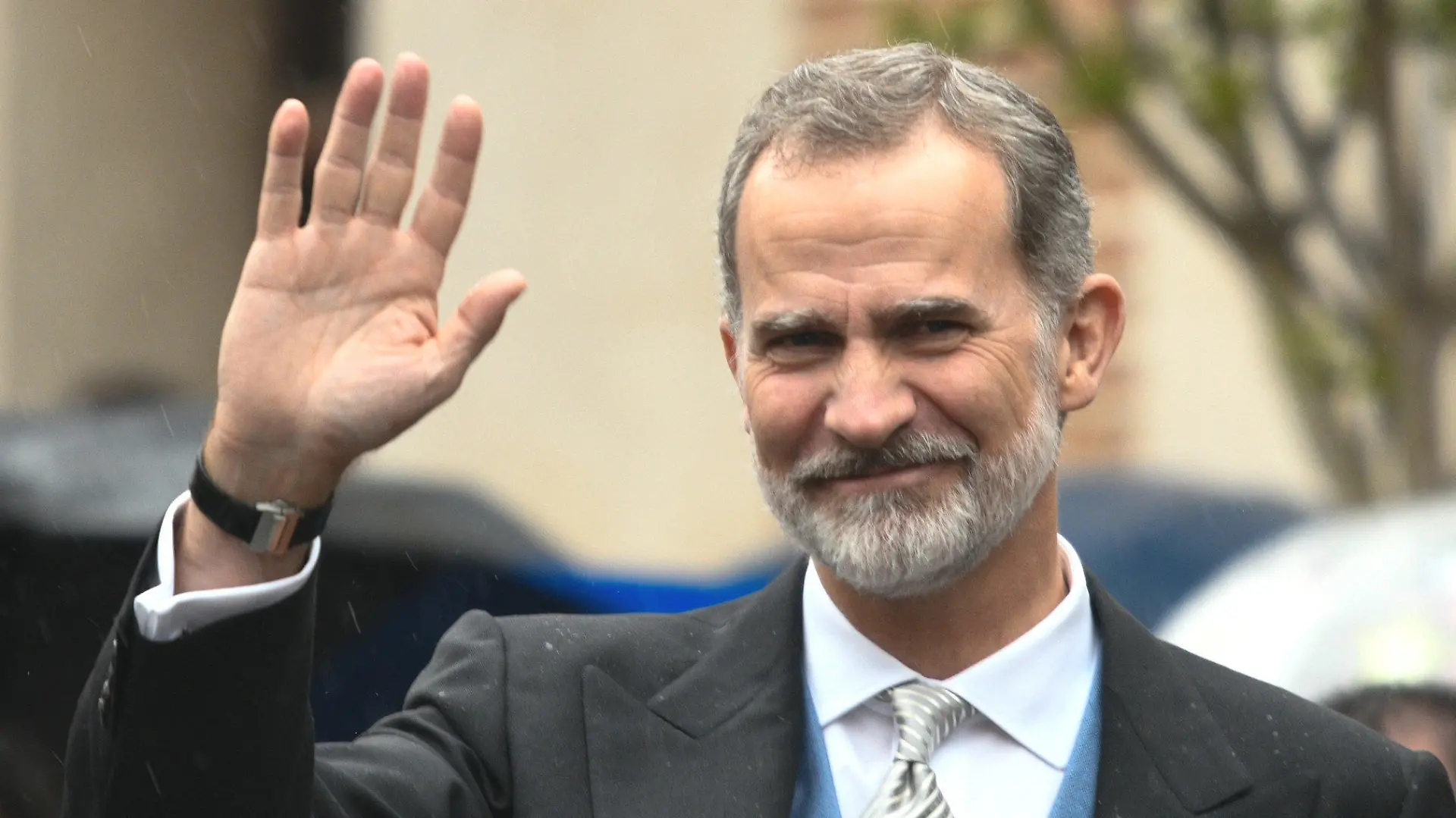 22.04.2022, Spanien, Alcalá de Henares: Felipe VI., König von Spanien, verabschiedet sich nach der Verleihung des Literaturpreises Cervantes 2021 für Literatur in spanischer Sprache in der Paraninfo der Universität Alcala de Henares in Madrid. Der Cervantes-Preis 2021 wurde an die uruguayische Schriftstellerin Cristina Peri Rossi verliehen. Foto: José Oliva/EUROPA PRESS/dpa +++ dpa-Bildfunk +++