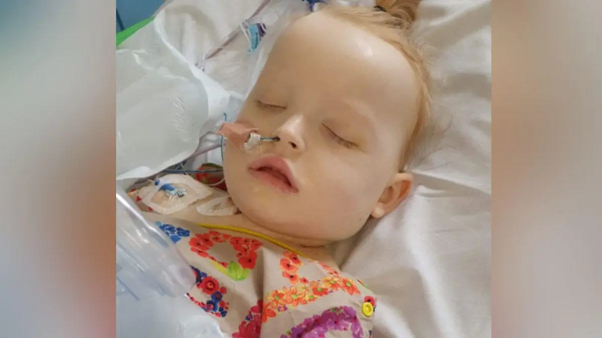 Nachdem sie ins Krankenhaus gebracht worden waren, erfahren ihre Eltern Jane McNeill und Alan Raine von den Ärzten, dass Lolas Leber versagt.
