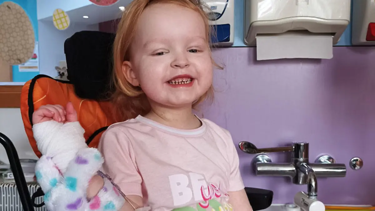 Lola-Rose macht gute Fortschritte und unterzieht sich derzeit einer Physiotherapie, die ihr helfen soll, wieder zu Kräften zu kommen.