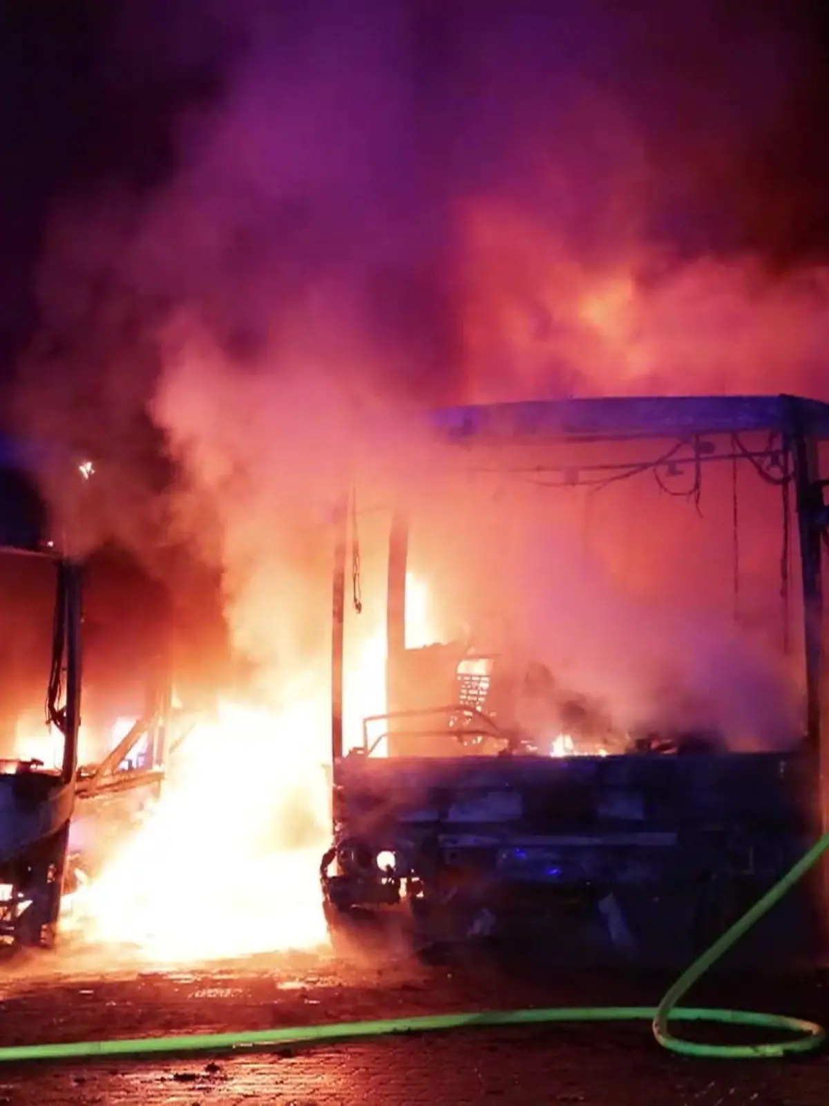 Bild zu: "Busse in Brand"