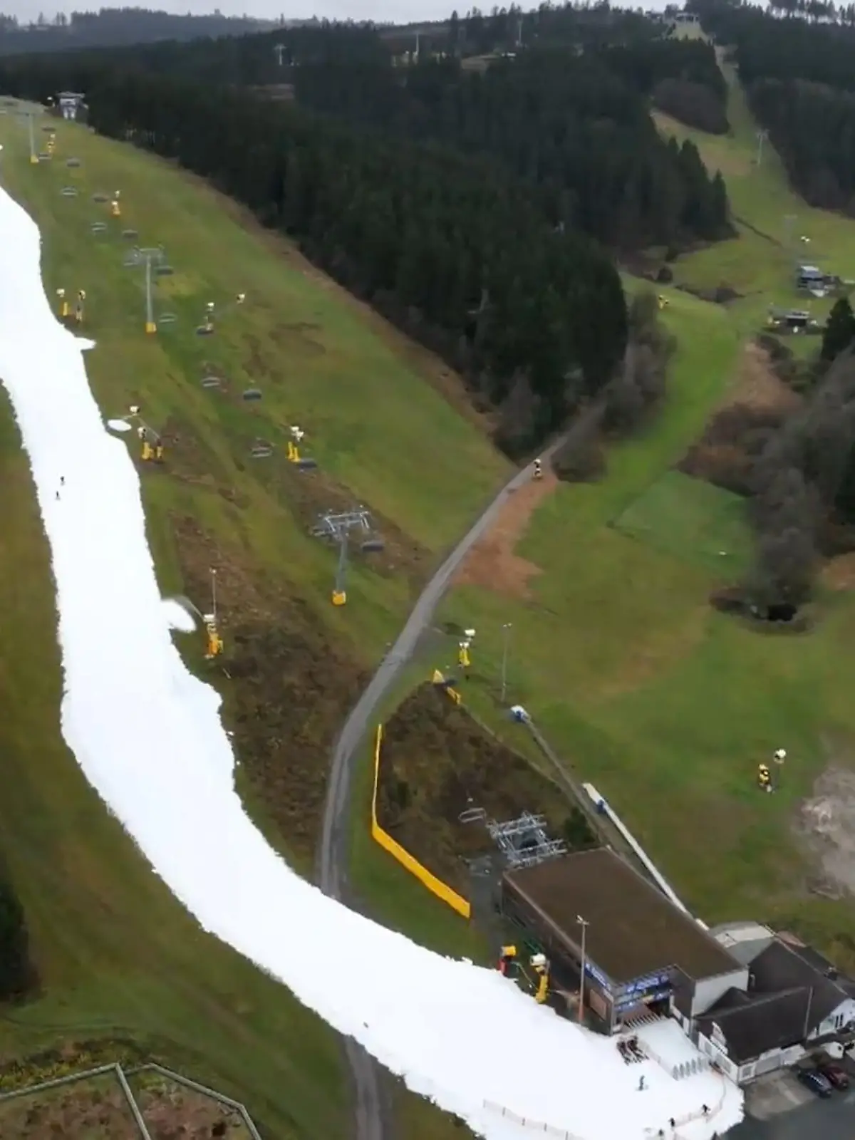 Bild zu: "Erster Skilift geöffnet"