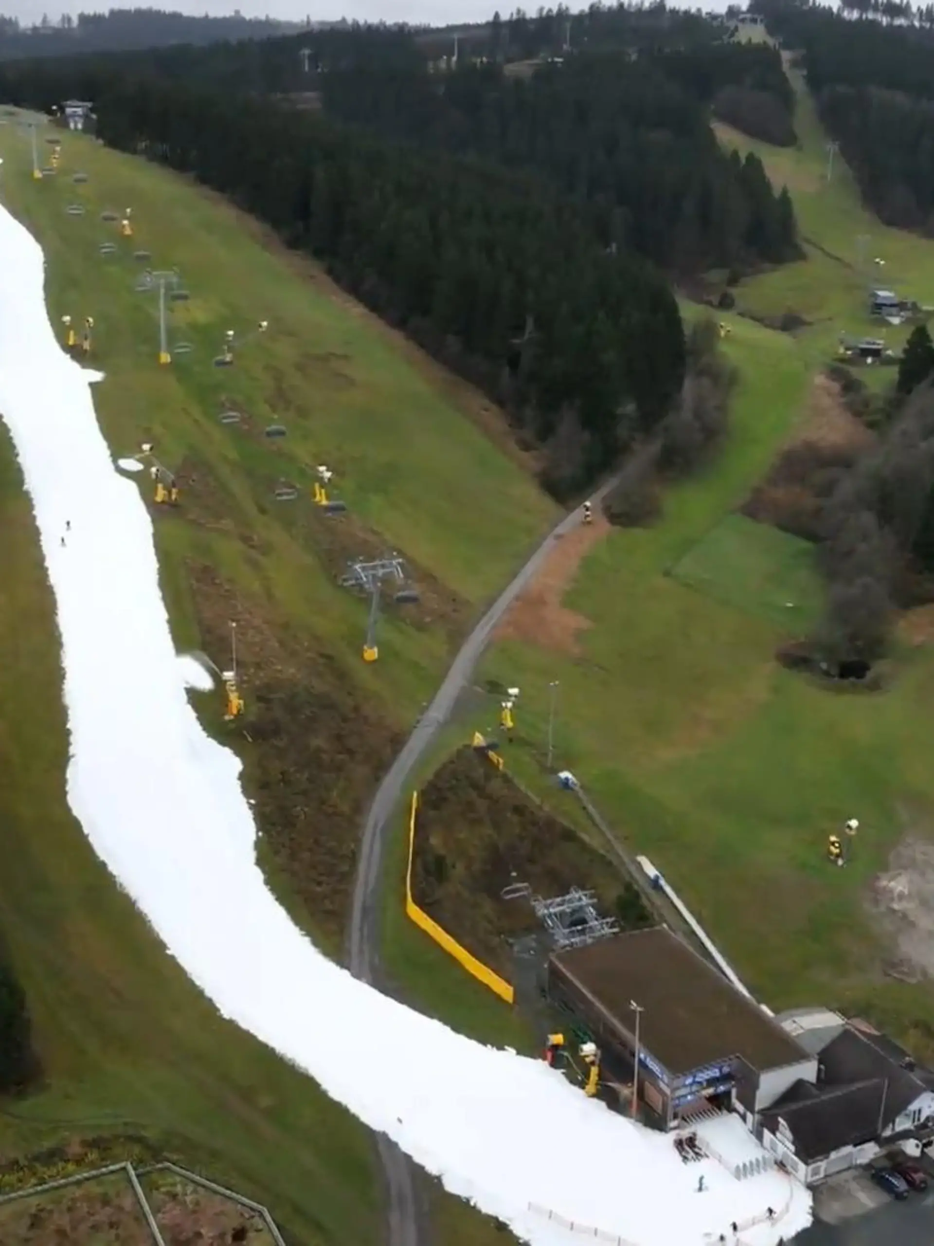 Bild zu: "Erster Skilift geöffnet"