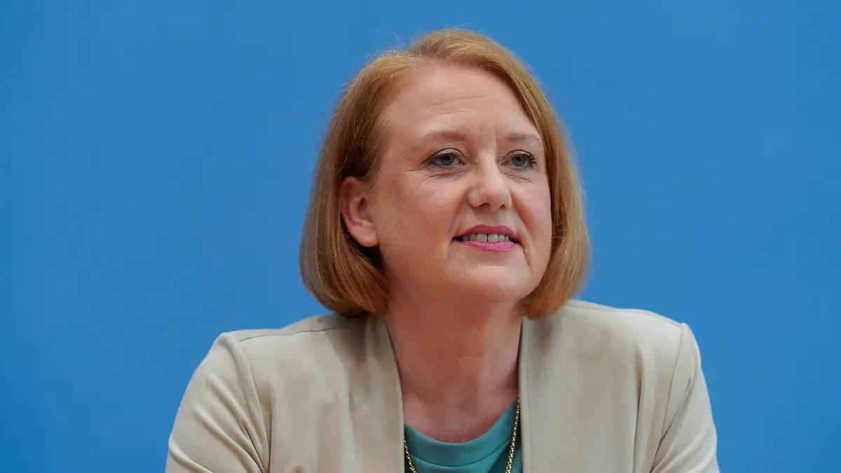 Lisa Paus, BPK Bundesministerin für Familie, Senioren, Frauen und Jugend Lisa Paus, Bundesminister der Finanzen Christian Lindner, Bundesminister für Arbeit und Soziales Hubertus Heil in der Bundespressekonferenz, Einigung bei der Kindergrundsicherung, 28.8.2023 Berlin Berlin GER *** Lisa Paus, BPK Federal Minister for Family Affairs, Senior Citizens, Women and Youth Lisa Paus, Federal Minister of Finance Christian Lindner, Federal Minister of Labor and Social Affairs Hubertus Heil at the Federal Press Conference, Agreement on Basic Child Security, 28 8 2023 Berlin Berlin GER