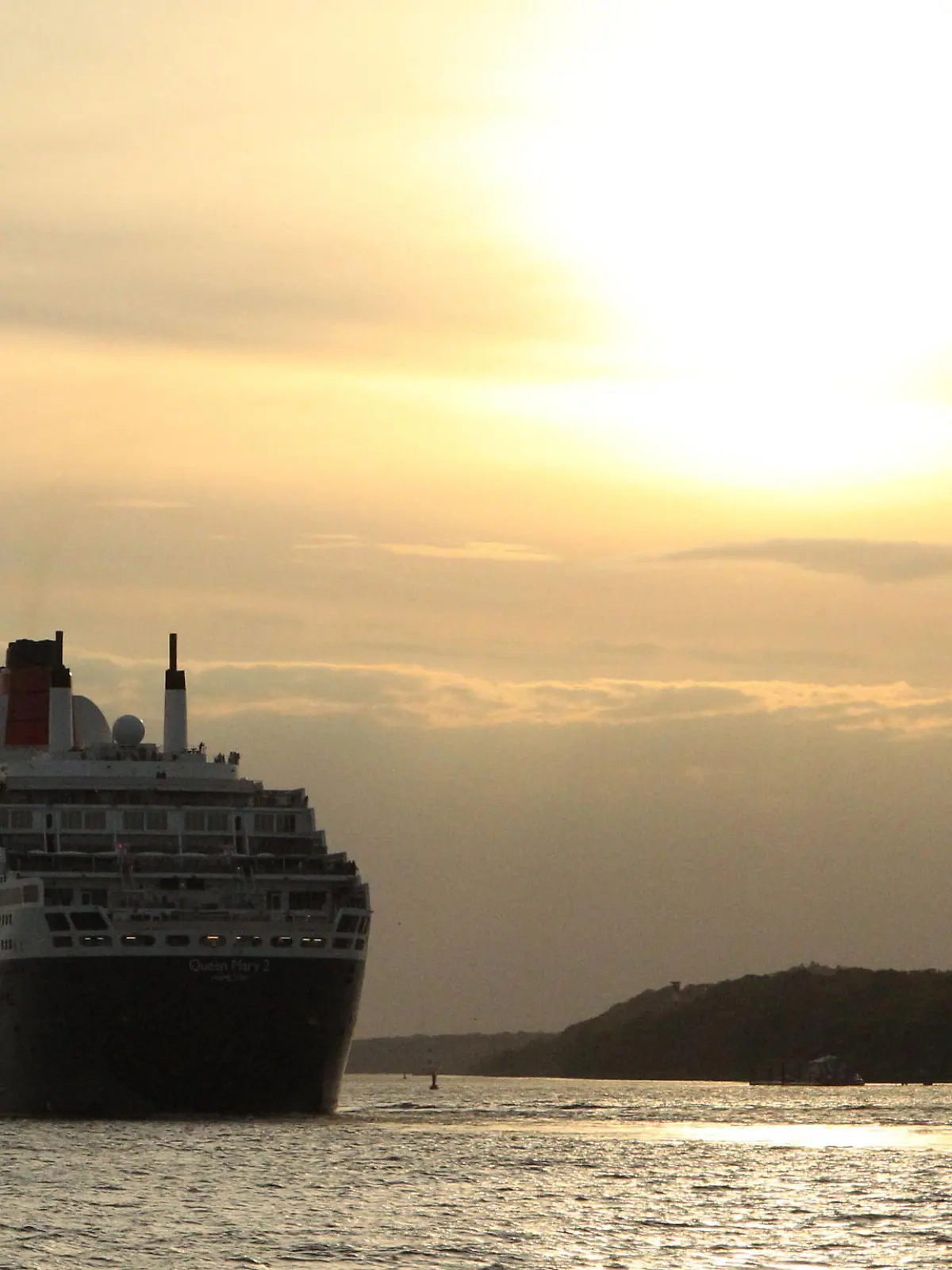 Der Kreuzfahrtriese Queen Mary 2 verlässt den Hamburger Hafen. Altona Hamburg *** The cruise liner Queen Mary 2 leaves the port of Hamburg Altona Hamburg