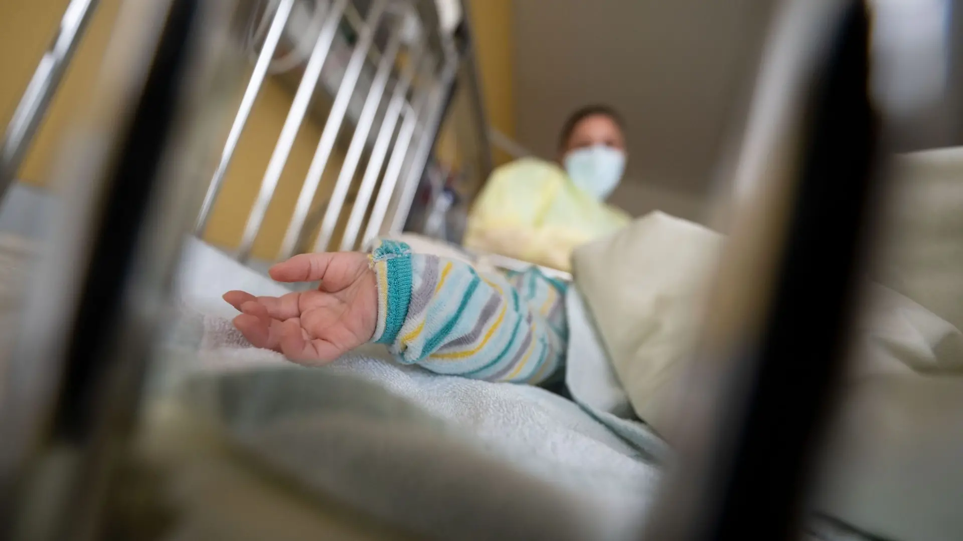 In einigen Kinderkliniken in NRW gibt es bereits jetzt erste Engpässe. (Symbolbild)