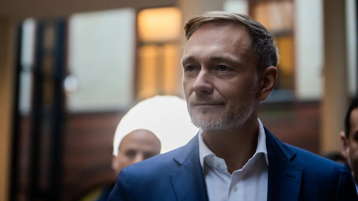 Nach dem Ampel-Aus scheint FDP-Chef Lindner doch noch auf seinen Porsche angewiesen zu sein.