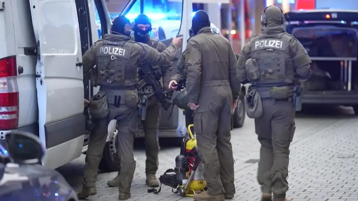 In der Esslinger Altstadt fallen am Donnerstag Schüsse. Zwei Männer sterben, dann bricht ein Feuer aus.