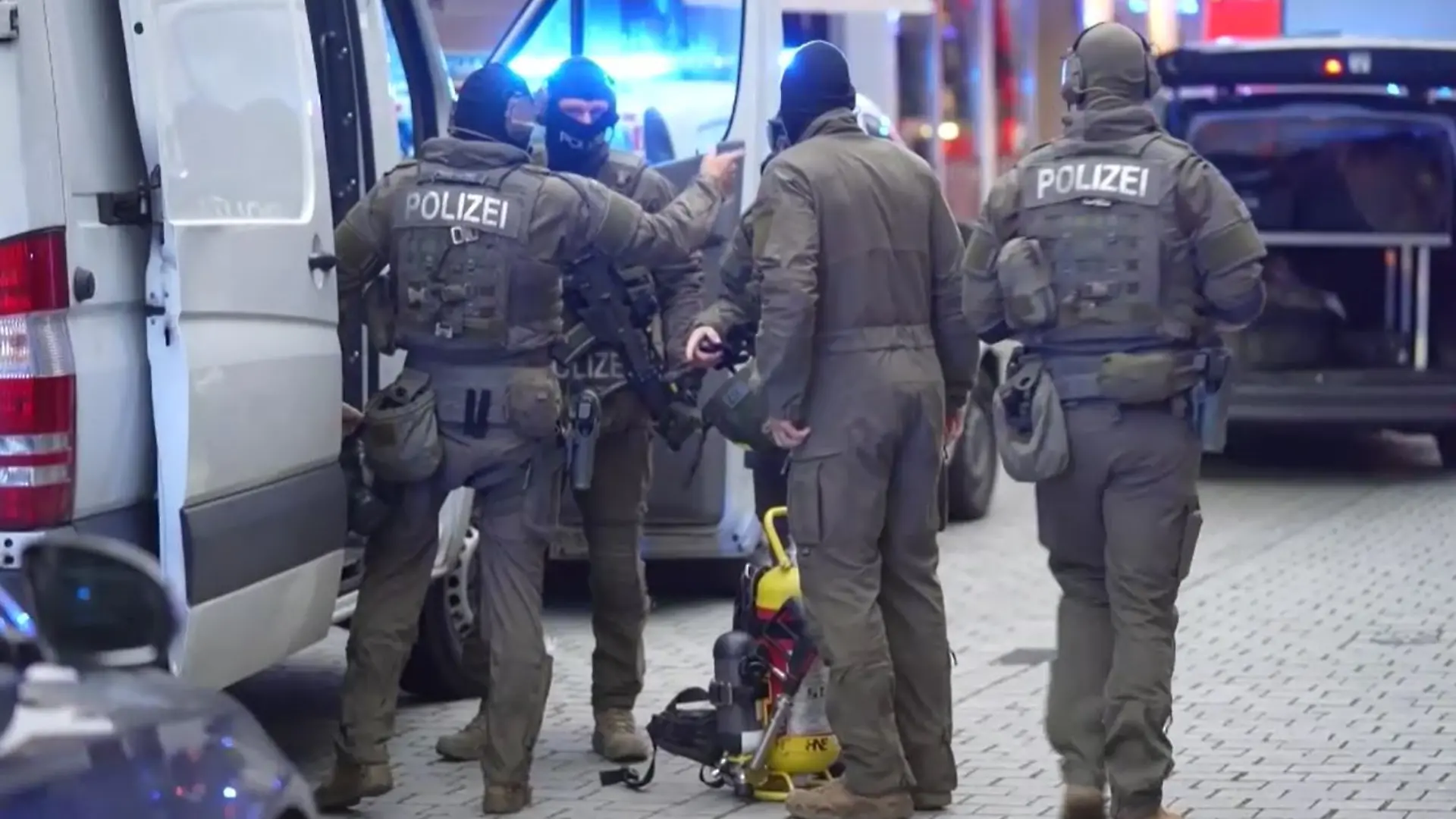 In der Esslinger Altstadt fallen am Donnerstag Schüsse. Zwei Männer sterben, dann bricht ein Feuer aus.