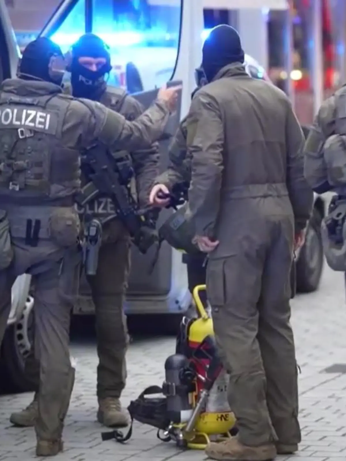 In der Esslinger Altstadt fallen am Donnerstag Schüsse. Zwei Männer sterben, dann bricht ein Feuer aus.