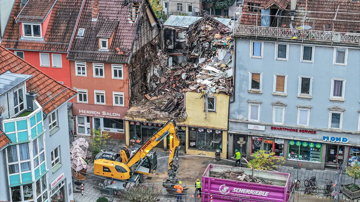 Aufräumarbeiten nach dem Brand, der nach einem eskalierten Streit zwischen Mietern in einem Haus in der Altstadt ausgebrochen war.