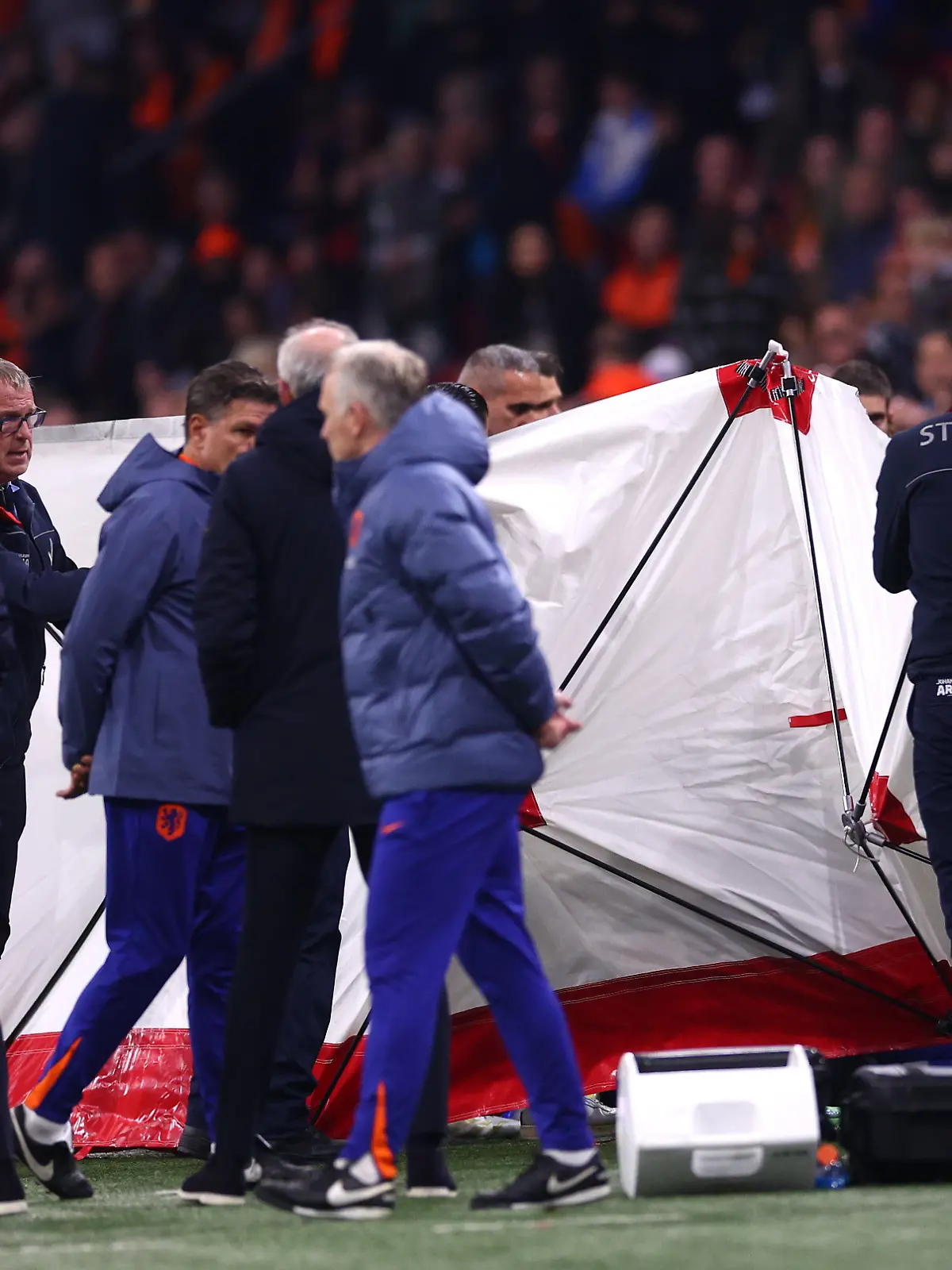 Ein medizinischer Notfall überschattet das Fußballspiel zwischen Niederländern und Ungarn.