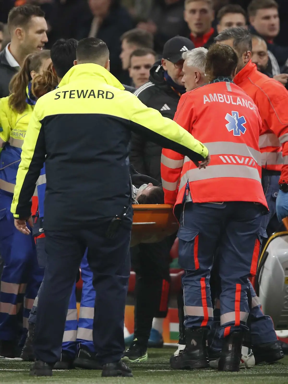 Bild zu: "Co-Trainer meldet sich nach Kollaps im Stadion"
