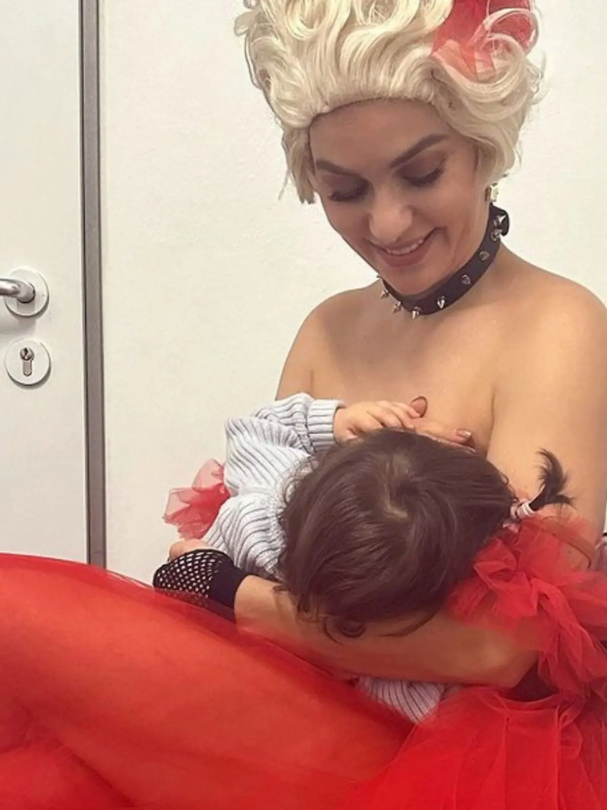 Renata Lusin stillt ihre kleine Tochter während der „Let’s Dance”-Tour.
