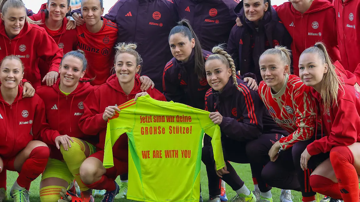 Spielerinnen halten Trikot für Maria Luisa Grohs 
