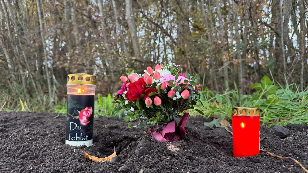 An der Unfallstelle: Kerzen und Blumen für die Toten