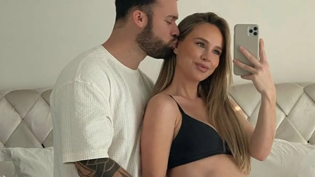 Pärchenbild von Liz Kaeber mit Babybauch und ihrem Mann Nick.