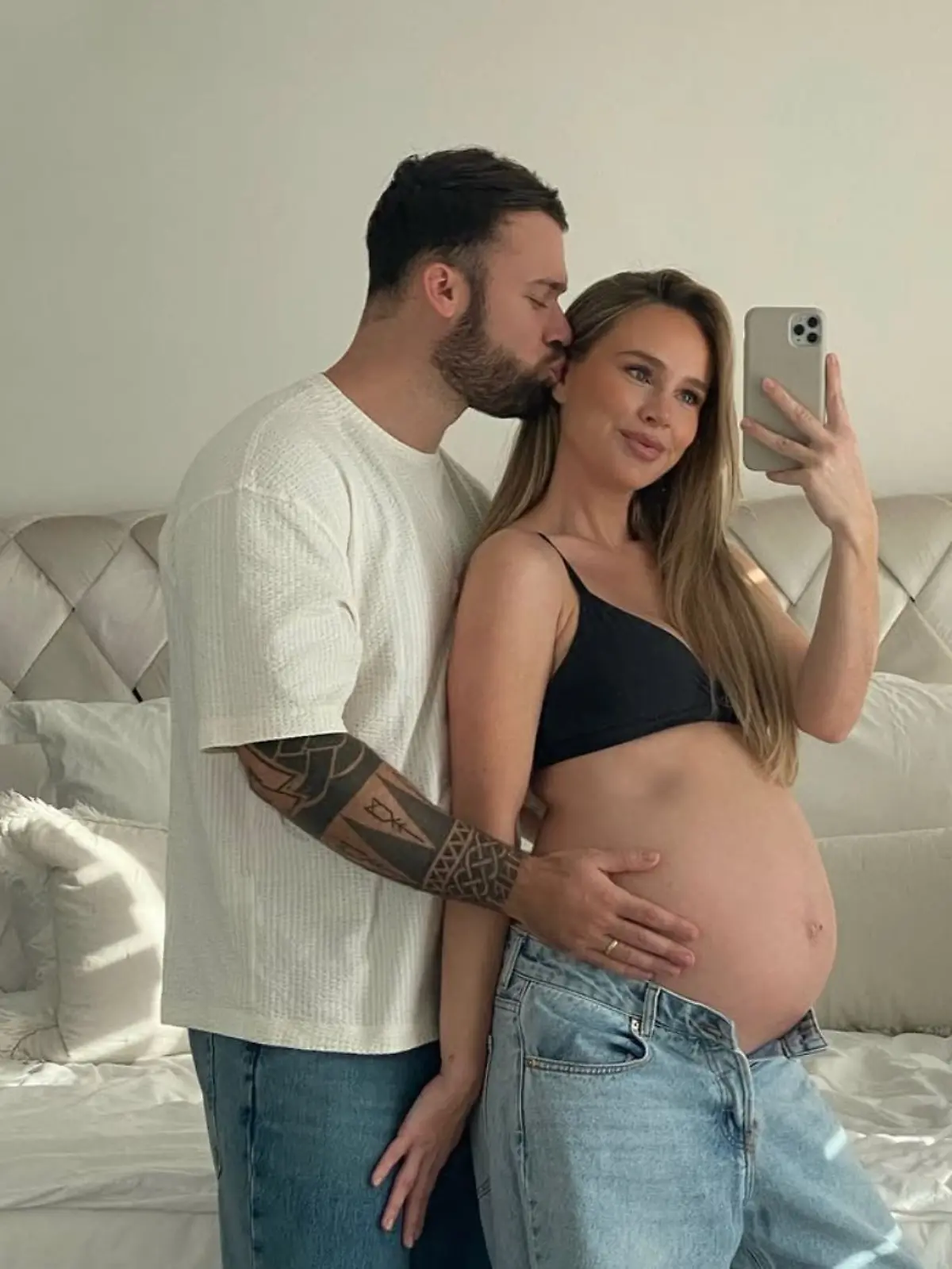 Pärchenbild von Liz Kaeber mit Babybauch und ihrem Mann Nick. 