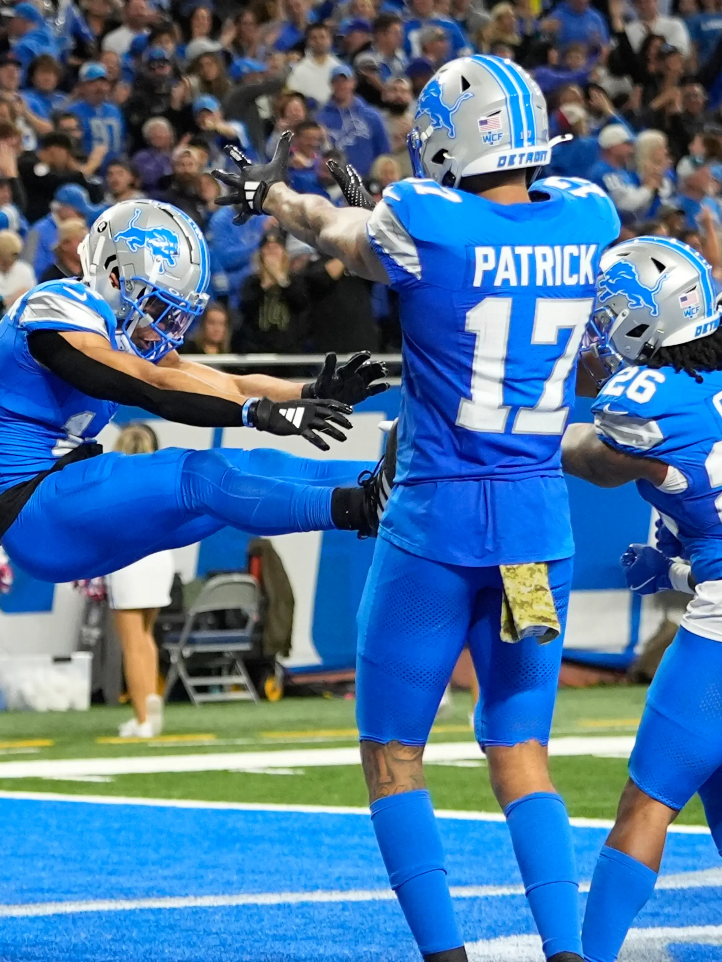 Amon-Ra St. Brown feiert mit seinen Teamkollegen einen Touchdown.