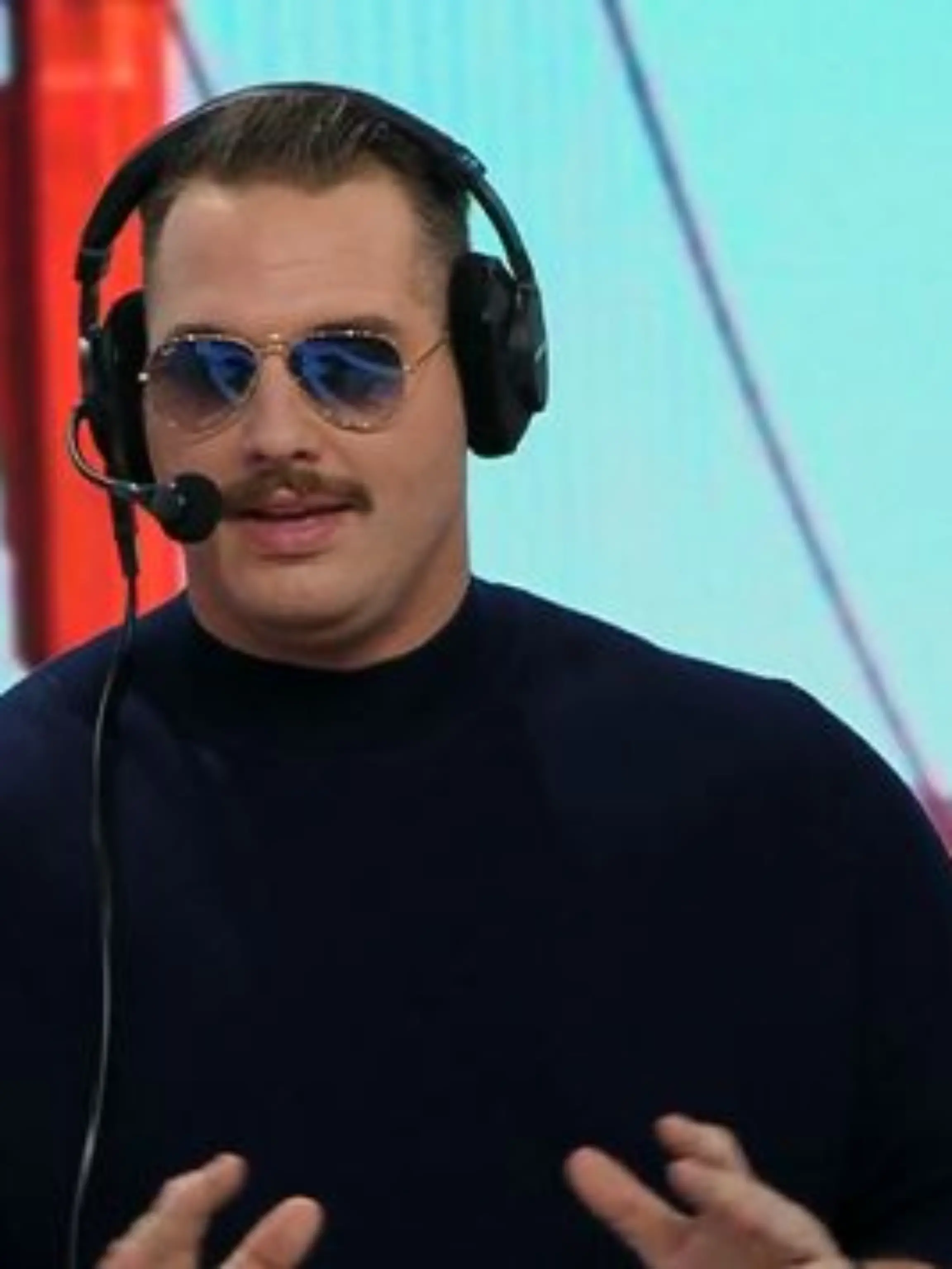 Björn Werner mit Schnurrbart und Sonnenbrille.