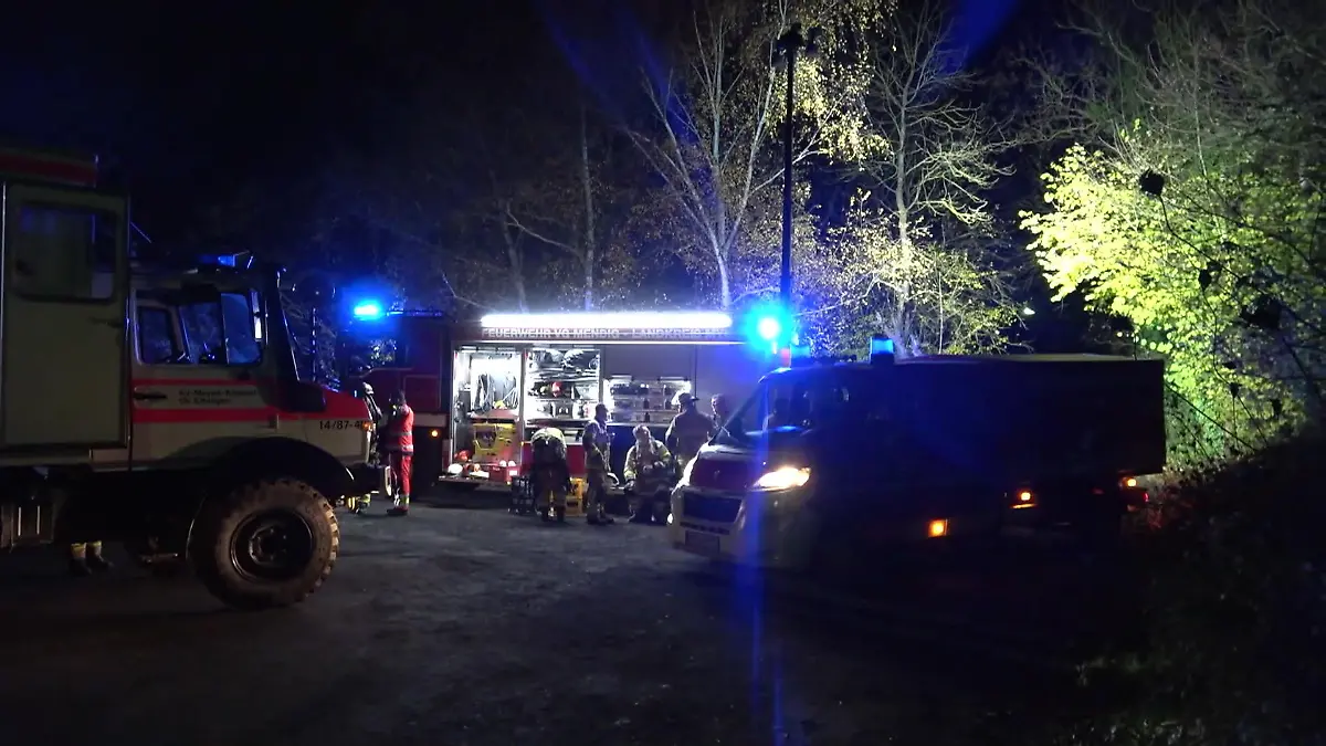 Jugendliche stürzen in tiefen Schacht Alle drei schwer verletzt geborgen