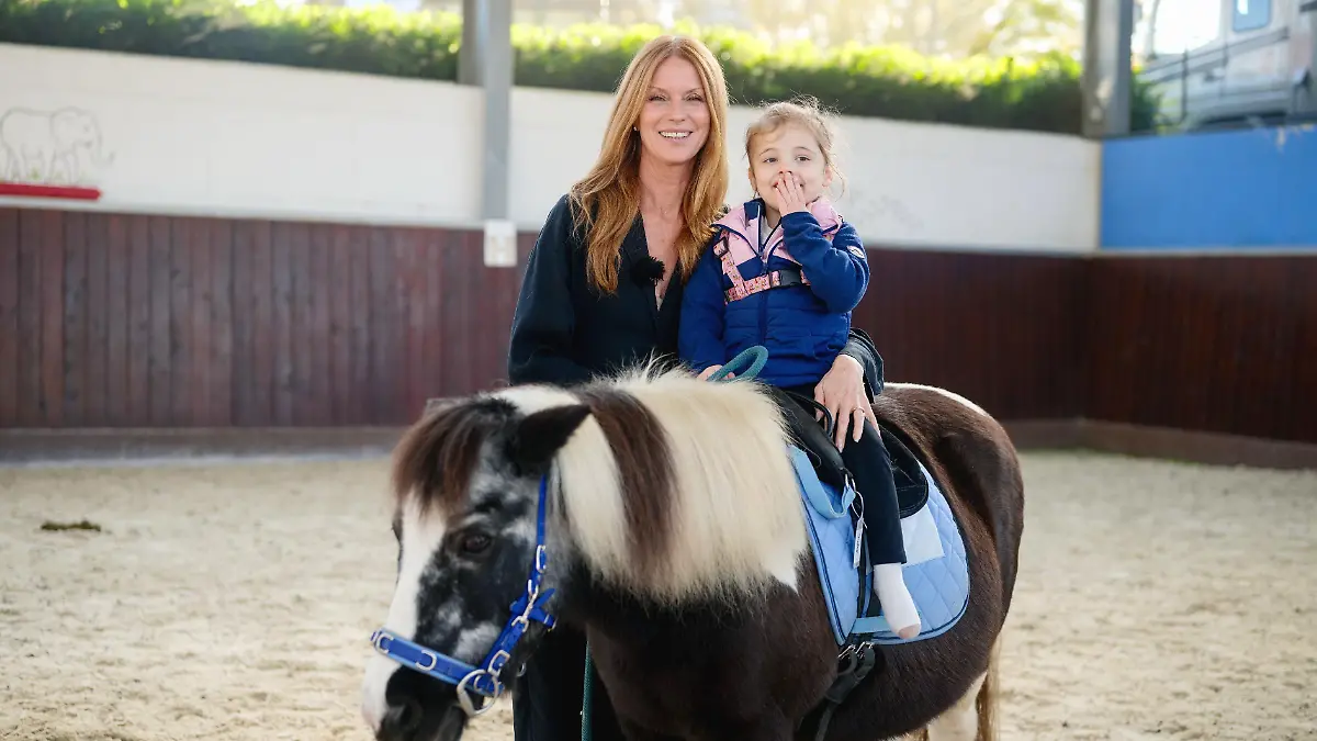 Projekt-Patin Esther Schweins besucht Lia (3), die am Rett-Syndrom leidet, und begleitet sie zur Reittherapie.