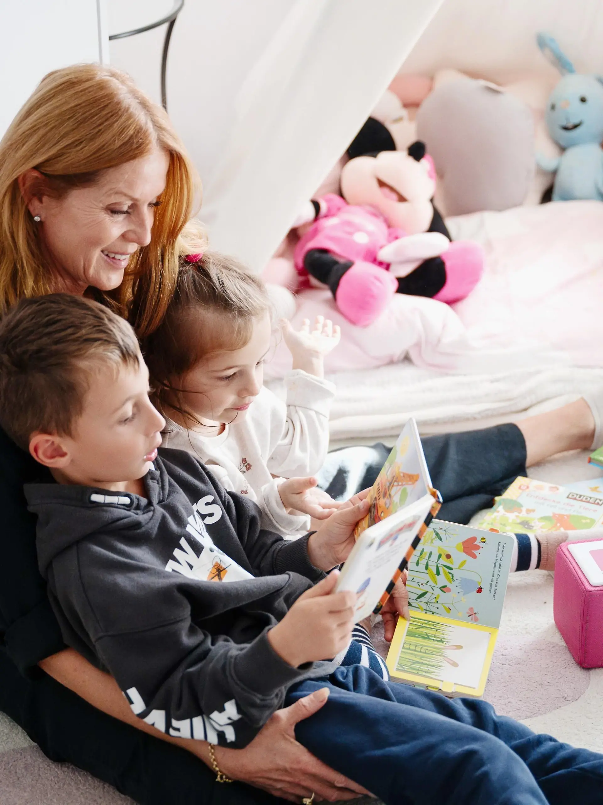 Projekt-Patin Esther Schweins besucht Lia (3), die am Rett-Syndrom leidet, und ihre Familie. l.: Lias Bruder Benjamin (5)