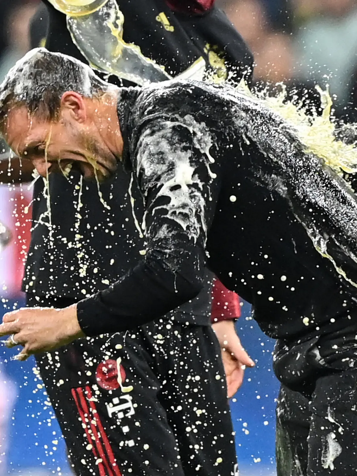 Fußball: Bundesliga, Bayern München - Borussia Dortmund, 31. Spieltag, Allianz Arena. Münchens Cheftrainer Julian Nagelsmann bekommt eine Bierdusche. (RECROP) WICHTIGER HINWEIS: Gemäß den Vorgaben der DFL Deutsche Fußball Liga bzw. des DFB Deutscher Fußball-Bund ist es untersagt, in dem Stadion und/oder vom Spiel angefertigte Fotoaufnahmen in Form von Sequenzbildern und/oder videoähnlichen Fotostrecken zu verwerten bzw. verwerten zu lassen.