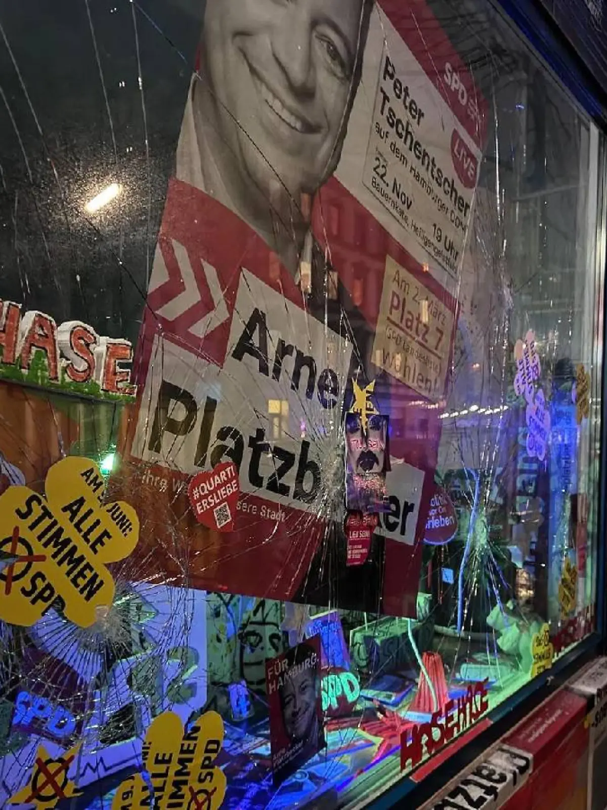 Der Abgeordnete Arne Platzbecker postet ein Foto seines zerstörten Büros auf Instagram und zeigt sich schockiert über den Angriff. 