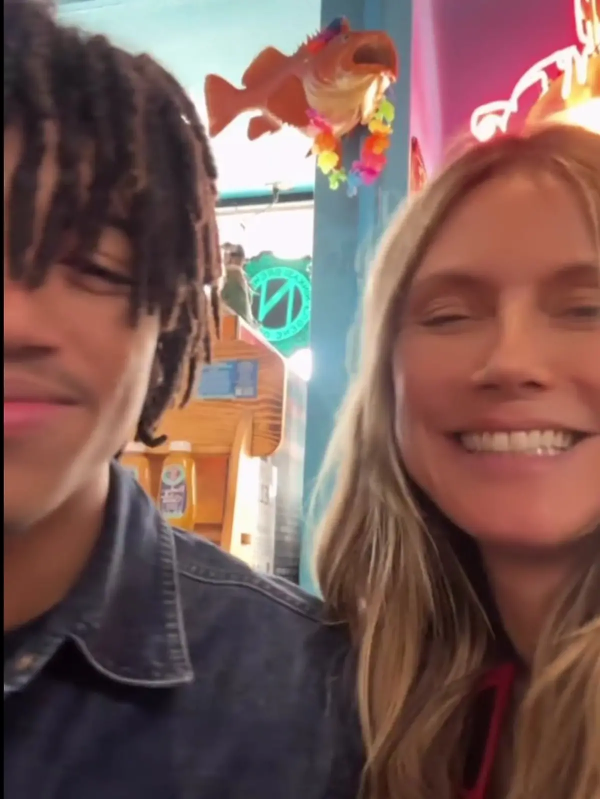 Mit ihrer Familie inklusive Ehemann Tom Kaulitz besucht Heidi Klum ihren Sohn im Studium – und alle freuen sich offensichtlich auf die Weihnachtszeit.
