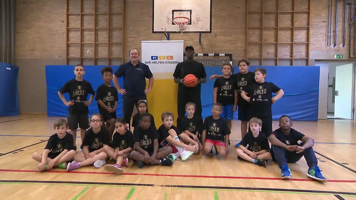 Einsatz für das Basketball-Projekt „jump4future“ NBA-Profi Dennis Schröder