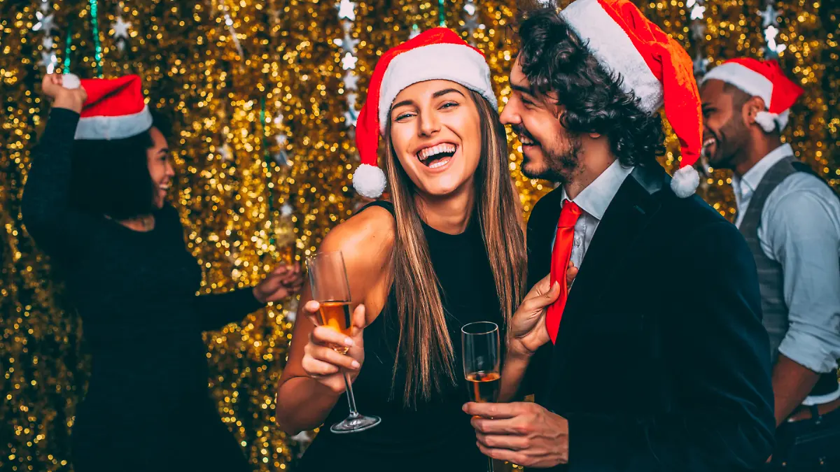 Mann und Frau festlich gekleidet bei Weihnachtsfeier.