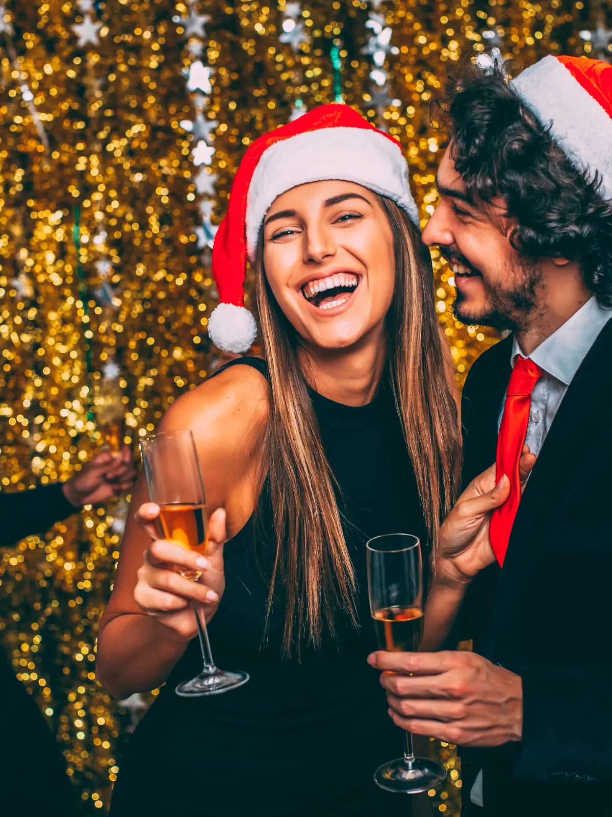 Mann und Frau festlich gekleidet bei Weihnachtsfeier. 