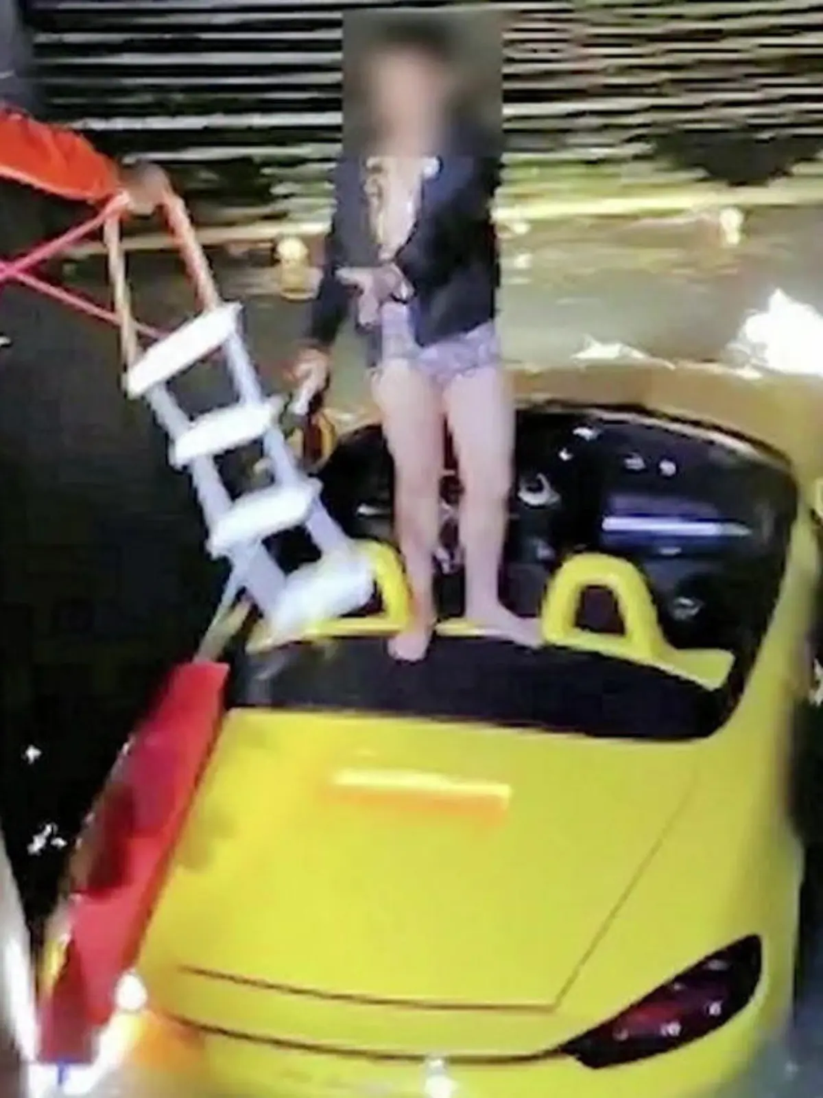 Bild zu: "Das ist ja hosenlos! Papas Porsche im Hafen versenkt"