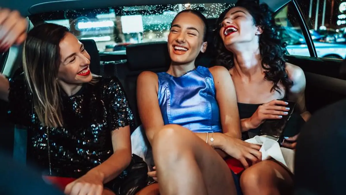 Frauen in glitzernden Kleidern.