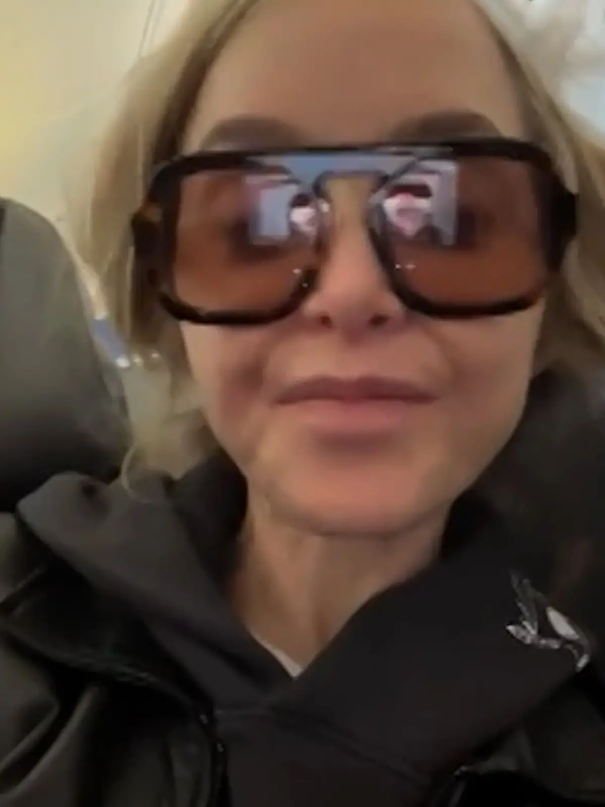 Schauspielerin bemerkt Läuse-Albtraum im Flieger – Fans rast