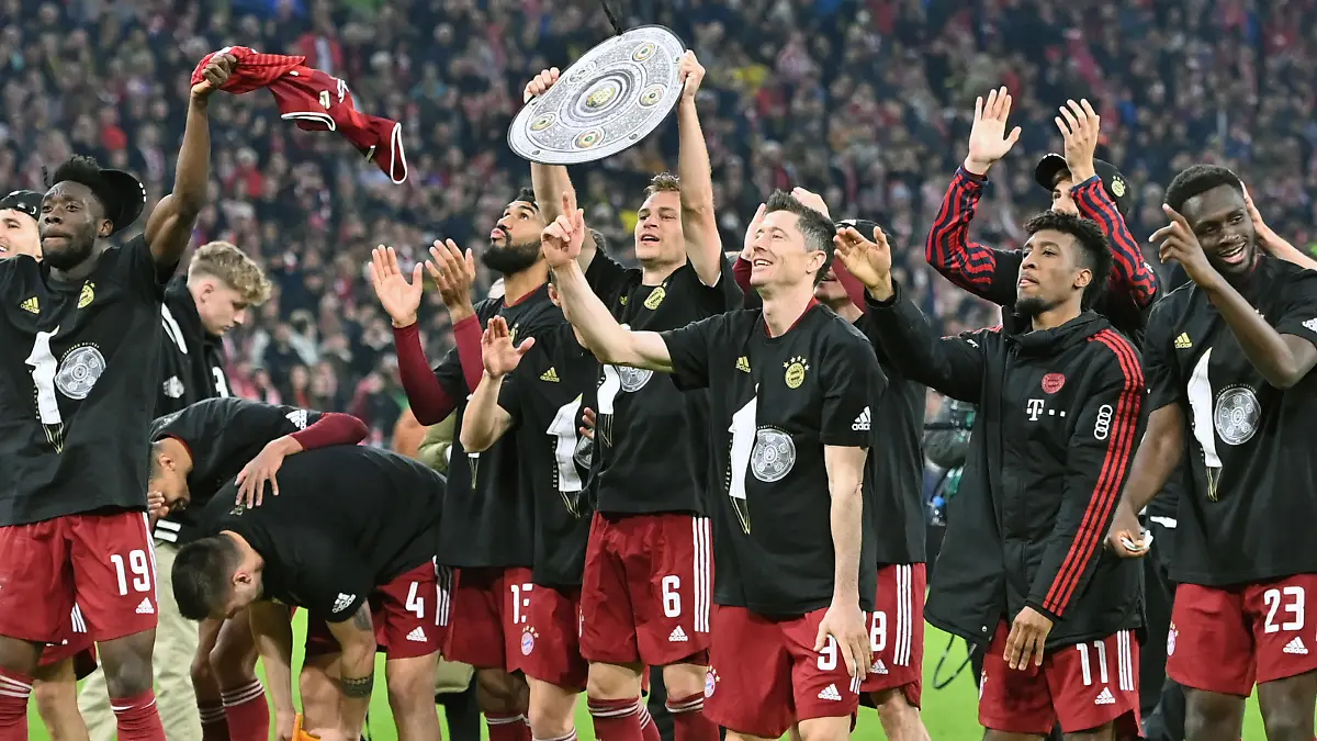 Teamfoto,Team,Mannschaft,Mannschaftsfoto , Joshua KIMMICH (Bayern Muenchen), Robert LEWANDOWSKI (Bayern Muenchen),Kingsley COMAN (Bayern Muenchen), Tanguy Nianzou Kouassi (Bayern Muenchen), Jubel,Freude,Begeisterung mit einer Attrappe der Meisterschale,Schale, Deutscher Meister,Meisterschaft. Fussball 1. Bundesliga Saison 2021/2022, 31.Spieltag, Spieltag31. FC Bayern Muenchen- Borussia Dortmund 3-1 am 09.04.2022, A L L I A N Z A R E N A Muenchen.