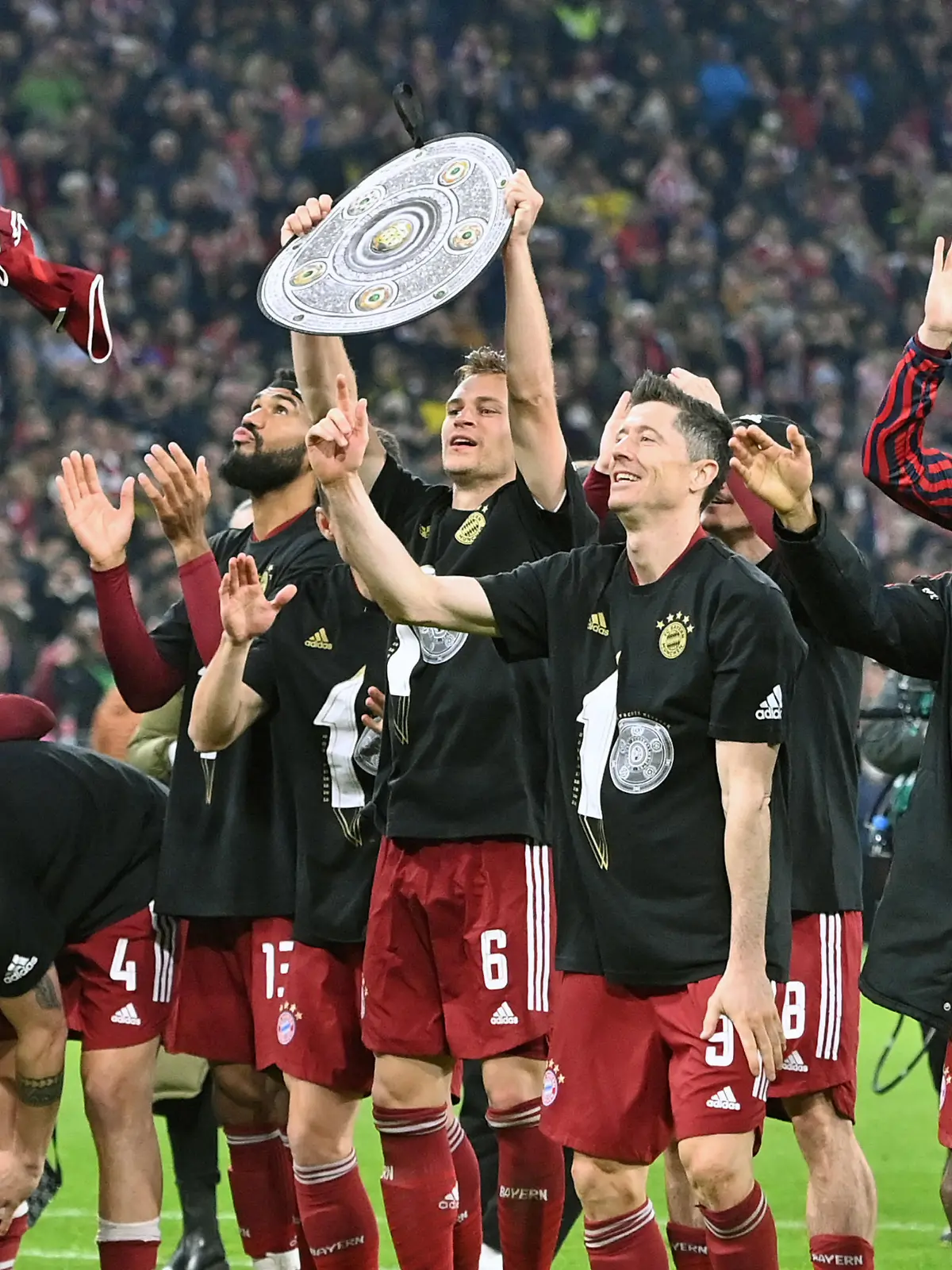 Teamfoto,Team,Mannschaft,Mannschaftsfoto , Joshua KIMMICH (Bayern Muenchen), Robert LEWANDOWSKI (Bayern Muenchen),Kingsley COMAN (Bayern Muenchen), Tanguy Nianzou Kouassi (Bayern Muenchen), Jubel,Freude,Begeisterung mit einer Attrappe der Meisterschale,Schale, Deutscher Meister,Meisterschaft. Fussball 1. Bundesliga Saison 2021/2022, 31.Spieltag, Spieltag31. FC Bayern Muenchen- Borussia Dortmund 3-1 am 09.04.2022, A L L I A N Z A R E N A Muenchen.
