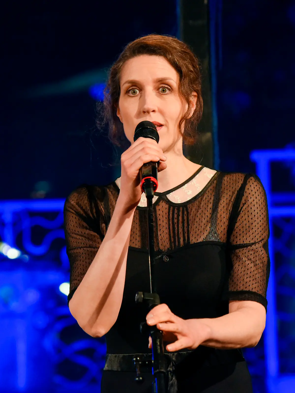 Frau am Mikrofon