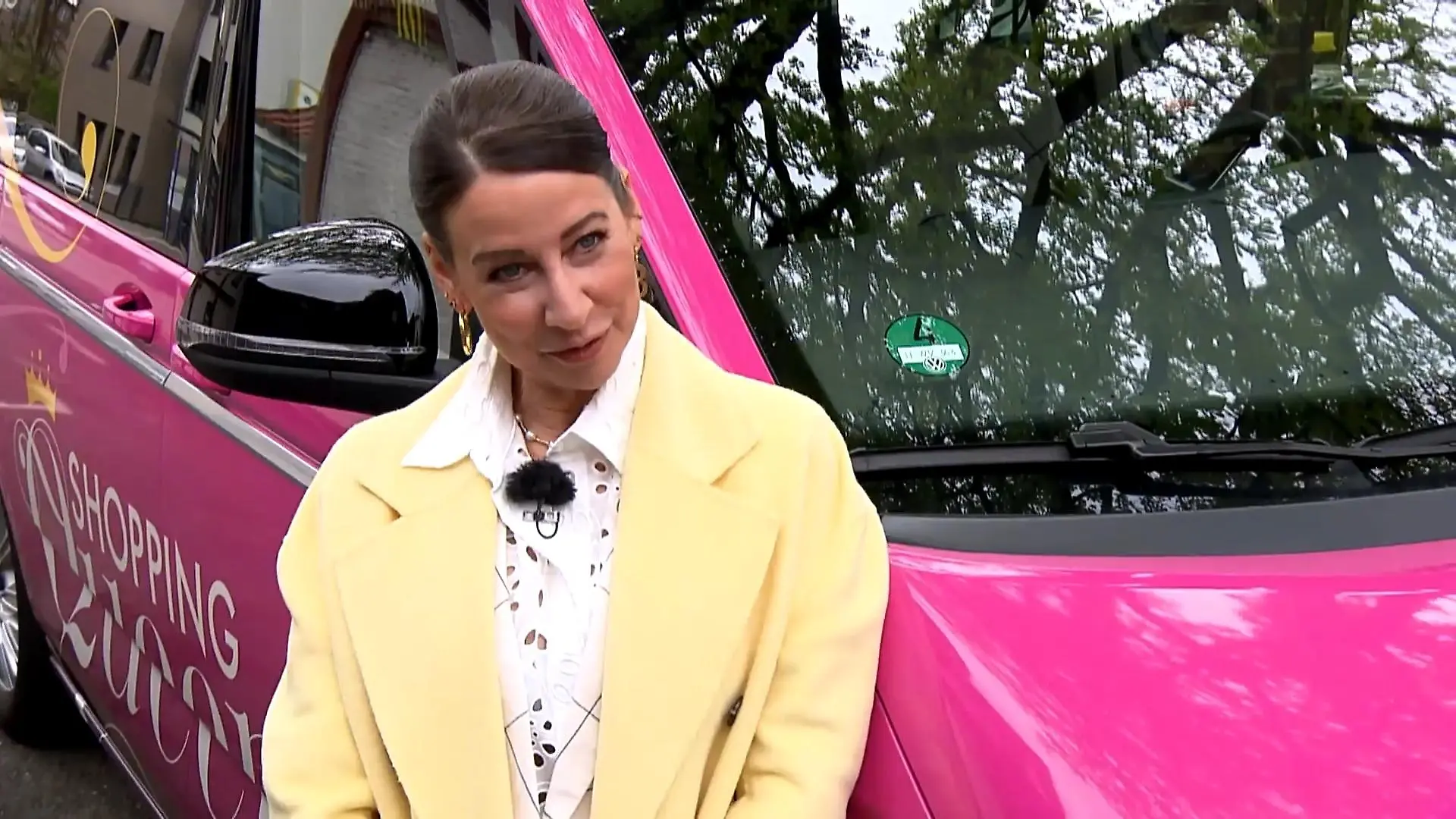 Isabell Hertel geht mit einer von fünf Kandidatinnen auf Shopping-Tour.