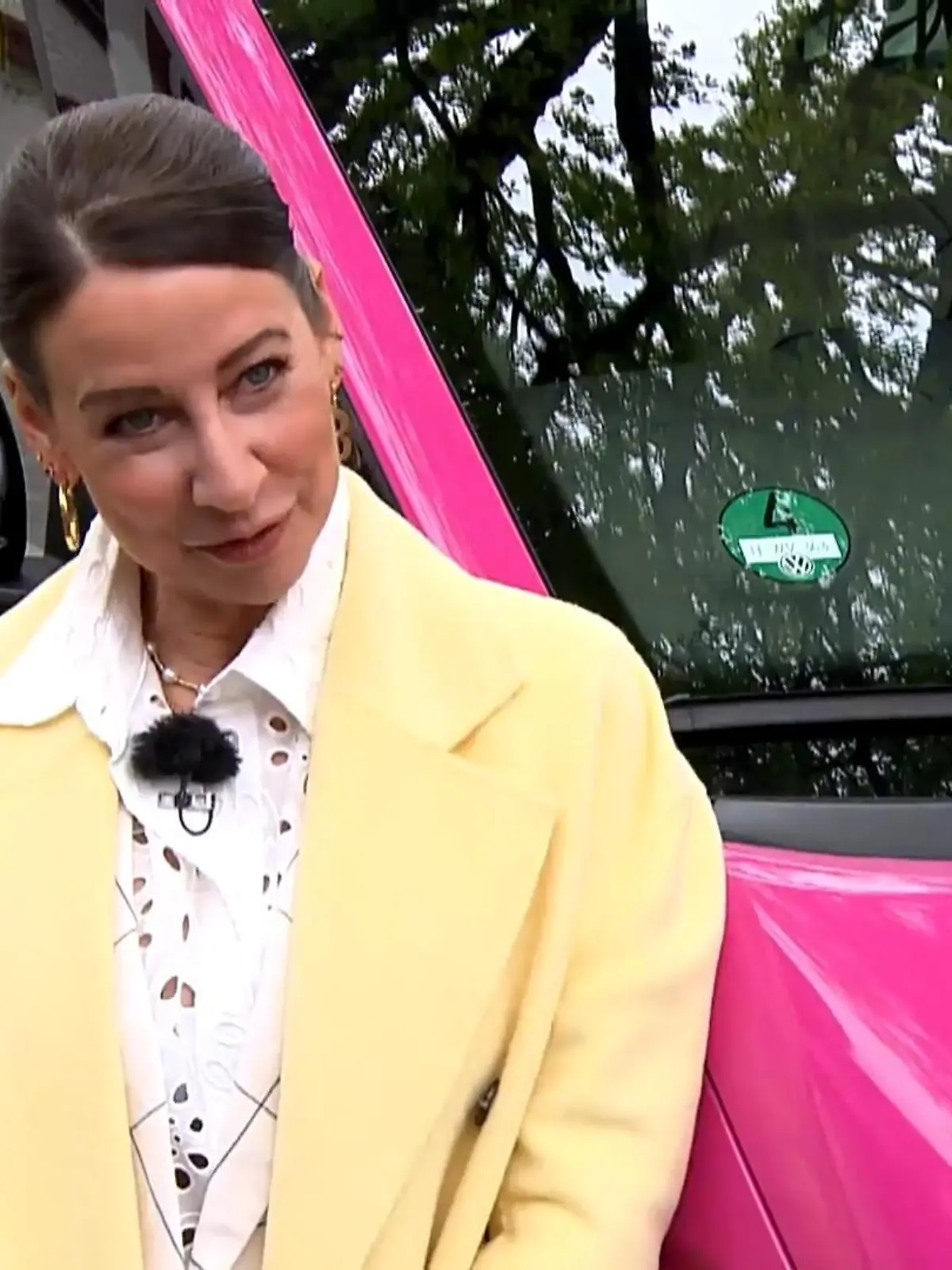 Isabell Hertel geht mit einer von fünf Kandidatinnen auf Shopping-Tour. 