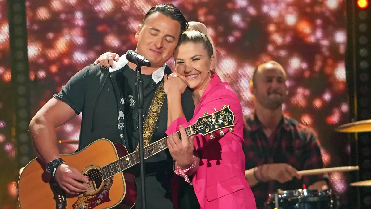 ARCHIV - 05.04.2022, Berlin: Beatrice Egli und Andreas Gabalier stehen bei der Aufzeichnung der "Beatrice Egli Show" auf der Bühne. Ausgestrahlt wird die Sendung am 23. April 2022 im SWR und MDR Fernsehen. (zu dpa "Schlagershow in Dritten heißt nun nach Beatrice Egli") Foto: Joerg Carstensen/dpa +++ dpa-Bildfunk +++