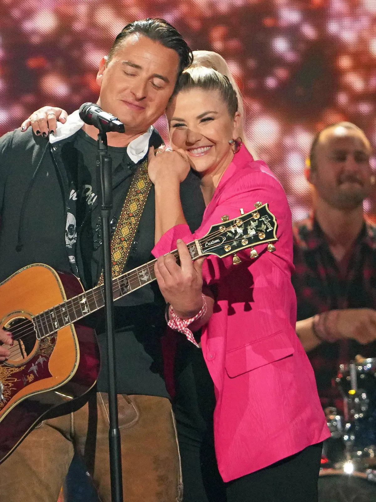 ARCHIV - 05.04.2022, Berlin: Beatrice Egli und Andreas Gabalier stehen bei der Aufzeichnung der "Beatrice Egli Show" auf der Bühne. Ausgestrahlt wird die Sendung am 23. April 2022 im SWR und MDR Fernsehen. (zu dpa "Schlagershow in Dritten heißt nun nach Beatrice Egli") Foto: Joerg Carstensen/dpa +++ dpa-Bildfunk +++