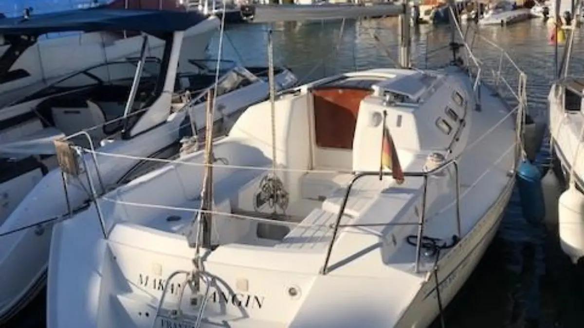 HANDOUT - 28.08.2023, Spanien, Balearen: Auf diesem vom spanischen Seerettungsdienst zur Verfügung gestellten undatierten Bild ist das Segelboot «Makan Angin» zu sehen. Zwei Segler aus Deutschland seien am Sonntag in diesem Segelboot von Cala Galdana auf Menorca nach Cala D'Or an der Südostküste von Mallorca unterwegs gewesen, teilte der Rettungsdienst mit. (zu dpa «Zwei deutsche Segler nach Mallorca-Unwetter vermisst») Foto: ---/Salvamento Maritimo/dpa - ACHTUNG: Nur zur redaktionellen Verwendung und nur mit vollständiger Nennung des vorstehenden Credits +++ dpa-Bildfunk +++