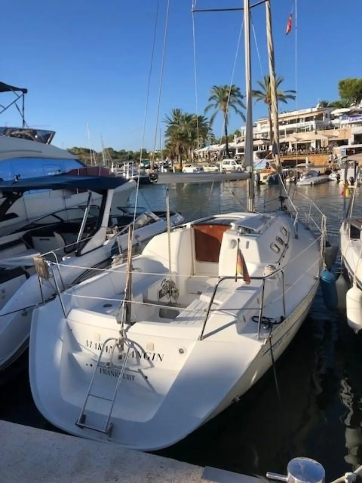 HANDOUT - 28.08.2023, Spanien, Balearen: Auf diesem vom spanischen Seerettungsdienst zur Verfügung gestellten undatierten Bild ist das Segelboot «Makan Angin» zu sehen. Zwei Segler aus Deutschland seien am Sonntag in diesem Segelboot von Cala Galdana auf Menorca nach Cala D'Or an der Südostküste von Mallorca unterwegs gewesen, teilte der Rettungsdienst mit. (zu dpa «Zwei deutsche Segler nach Mallorca-Unwetter vermisst») Foto: ---/Salvamento Maritimo/dpa - ACHTUNG: Nur zur redaktionellen Verwendung und nur mit vollständiger Nennung des vorstehenden Credits +++ dpa-Bildfunk +++